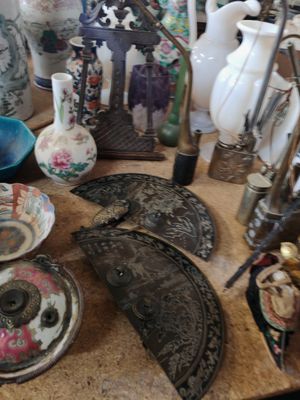 de nombreux vases et assiettes de toutes sortes sur la table