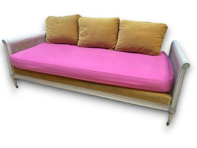 Une banquette de style Louis XVI en bois peint.