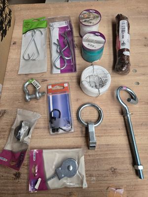 de nombreux objets posés sur une table en bois