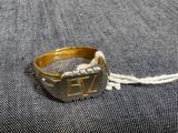 un gros plan d'une bague en or entourée d'une corde