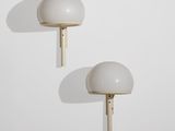une paire d'appliques blanches sur un mur blanc