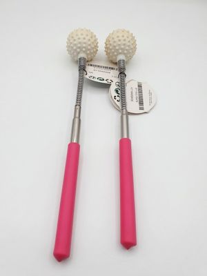 une paire de balles de golf en plastique roses et une paire de balles en plastique roses