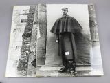 photographie en noir et blanc d'un homme vêtu d'une cape noire et d'un chapeau