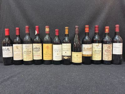 un groupe de bouteilles de vin posées sur une table