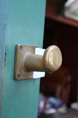 un gros plan sur la poignée d'une porte verte