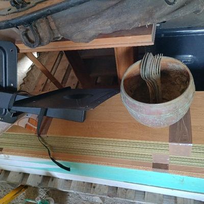 un bol contenant une fourchette, posé sur une table