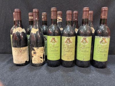 plusieurs bouteilles de vin sont alignées sur une table