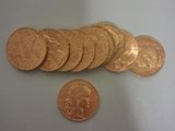 un grand nombre de pièces de monnaie posées sur une table les unes à côté des autres