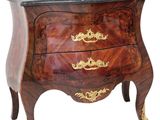 une commode en bois avec un plateau en marbre