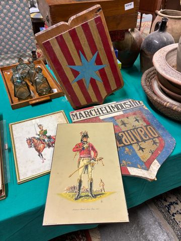 Deux blasons en bois peint, une reproduction d'un général, et une...