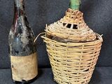deux bouteilles de vin et un panier sur la table