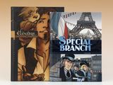 deux livres posés sur une table, avec une photo de la tour Eiffel en arrière-plan