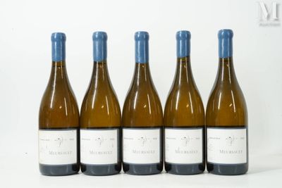 quatre bouteilles de vin sont alignées sur une table