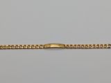 un bracelet à chaîne en or avec un fermoir sur fond blanc
