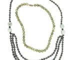 un gros plan d'un collier orné de perles sur fond blanc