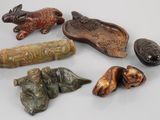 cinq figurines d'animaux sculptées posées sur une table