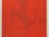 une affiche rouge et noire sur laquelle figure un cheval vu de dos