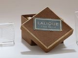 une petite boîte avec une étiquette, à côté d'une boîte encore plus petite avec une étiquette