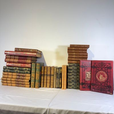 un grand nombre de livres empilés sur une table