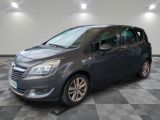 la voiture grise est garée dans le garage sur un sol en damier