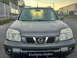 une photo d'une voiture garée sur le bord de la route