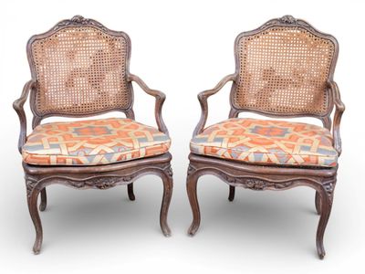 TRAVAIL DU XVIIIE Paire de fauteuils