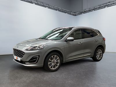 Une Ford Escape grise de 2020 est garée dans une grande pièce