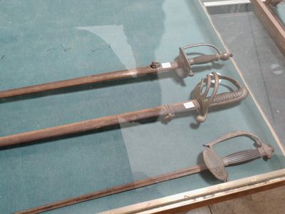 une vitrine en verre dans laquelle sont exposés plusieurs outils anciens