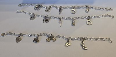 tout un tas de bracelets différents posés sur la table