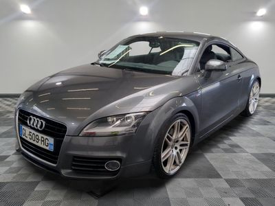une photo d'une Audi TT Coupé grise dans un showroom