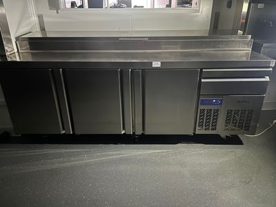 un comptoir en acier inoxydable dans une cuisine commerciale