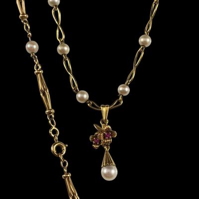 un gros plan d'un collier orné de perles et d'une croix