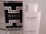 un flacon d'eau de toilette Kouros posé à côté d'une boîte sur un comptoir