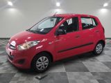 la photo d'une voiture rouge garée dans un garage