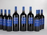 six bouteilles de vin rouge sont alignées