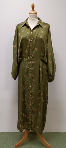 Robe à imprimés en polyester et 1 robe style Hermès blanc cassé (