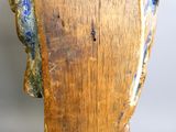 un gros plan sur une sculpture en bois représentant une tête