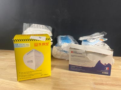 une boîte de masques jetables posée sur une table