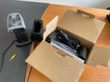 une boîte contenant un chargeur et d'autres objets