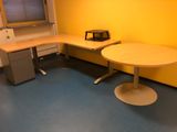 un bureau et une chaise dans une pièce aux murs jaunes