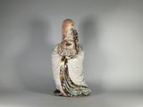 une image représentant une statue d'un homme barbu vêtu d'une robe