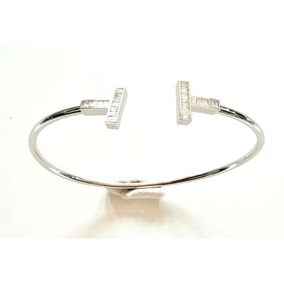 un gros plan d'un bracelet en argent sur lequel figure une lettre