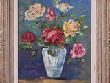une peinture de roses dans un vase sur une table