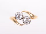 une photo d'une bague en or sertie de deux diamants