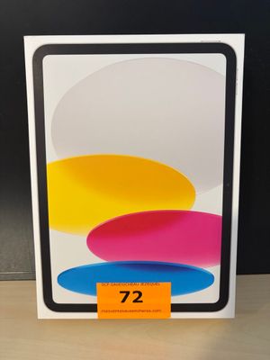 une boîte blanche avec un autocollant jaune, posée sur une table