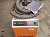 une machine orange et blanche surmontée d'un tuyau