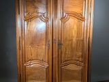 une grande armoire en bois dans le coin d'une pièce