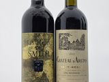 deux bouteilles de vin posées l'une à côté de l'autre sur une table