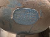 un gros plan d'un vase sur lequel est collé un autocollant bleu