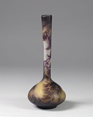 vase violet et blanc orné d'un motif floral sur le fond
